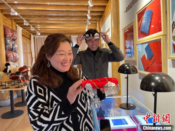 資料圖：鐘麗眉展示文創(chuàng)產(chǎn)品?！×执阂?攝