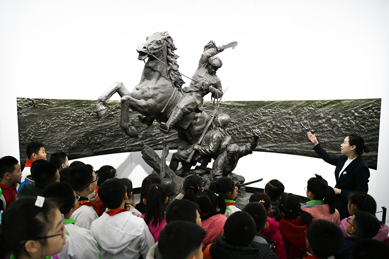 2019年4月4日，在東北烈士紀(jì)念館，學(xué)生們在聽講解員講解。